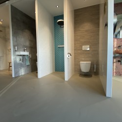 Betonlook gietvloer TGS showroom Betonlook gietvloer TGS showroom