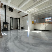 Ondervloer voorzien van primerlaag Ondervloer voorzien van primerlaag