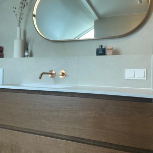 Moderne badkamer met een warme, rustige uitstraling